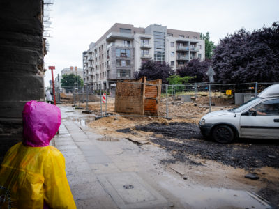 Rozkopana, remontowana ulica i dziecko.